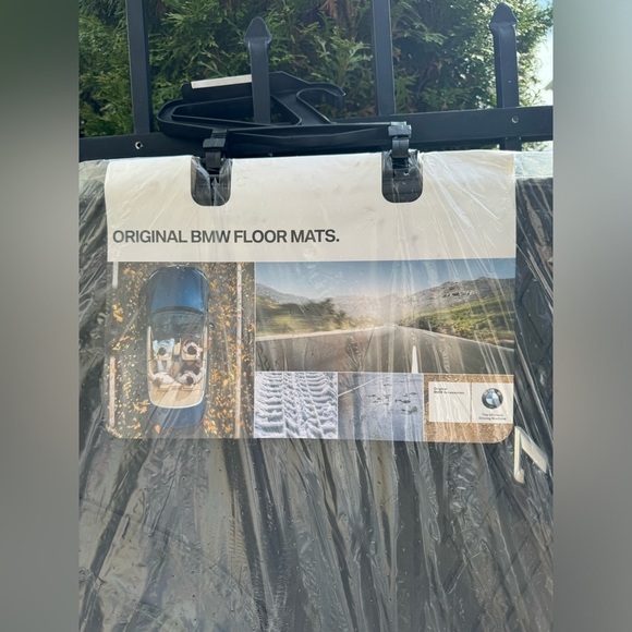 BMW 7er All Weather Floor Mats - Front - Picture 2 of 5